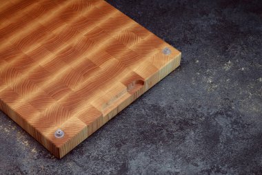 Klasik kesim tahtası. Evde yemek pişirmek için aksesuarlar. Ürünleri kesme tahtası. Biftek kesme tahtası. Farklı odunlardan üretilen ürünler..