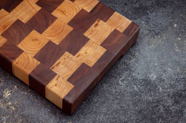 Klasik kesim tahtası. Evde yemek pişirmek için aksesuarlar. Ürünleri kesme tahtası. Biftek kesme tahtası. Farklı odunlardan üretilen ürünler..