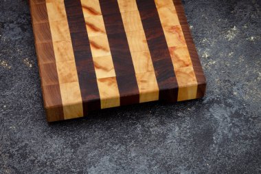 Klasik kesim tahtası. Evde yemek pişirmek için aksesuarlar. Ürünleri kesme tahtası. Biftek kesme tahtası. Farklı odunlardan üretilen ürünler..