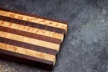 Klasik kesim tahtası. Evde yemek pişirmek için aksesuarlar. Ürünleri kesme tahtası. Biftek kesme tahtası. Farklı odunlardan üretilen ürünler..