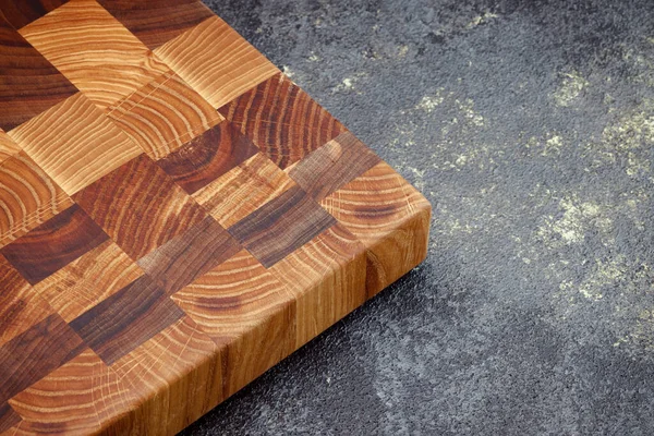 Klasik kesim tahtası. Evde yemek pişirmek için aksesuarlar. Ürünleri kesme tahtası. Biftek kesme tahtası. Farklı odunlardan üretilen ürünler..