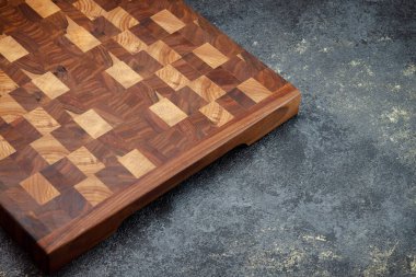 Klasik kesim tahtası. Evde yemek pişirmek için aksesuarlar. Ürünleri kesme tahtası. Biftek kesme tahtası. Farklı odunlardan üretilen ürünler..