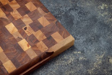 Klasik kesim tahtası. Evde yemek pişirmek için aksesuarlar. Ürünleri kesme tahtası. Biftek kesme tahtası. Farklı odunlardan üretilen ürünler..