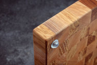 Klasik kesim tahtası. Evde yemek pişirmek için aksesuarlar. Ürünleri kesme tahtası. Biftek kesme tahtası. Farklı odunlardan üretilen ürünler..