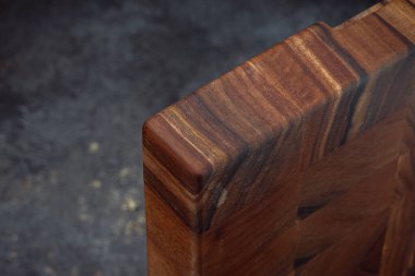 Klasik kesim tahtası. Evde yemek pişirmek için aksesuarlar. Ürünleri kesme tahtası. Biftek kesme tahtası. Farklı odunlardan üretilen ürünler..