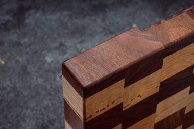 Klasik kesim tahtası. Evde yemek pişirmek için aksesuarlar. Ürünleri kesme tahtası. Biftek kesme tahtası. Farklı odunlardan üretilen ürünler..