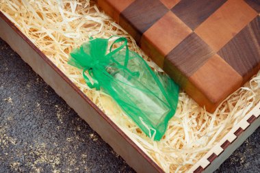 Klasik kesim tahtası. Evde yemek pişirmek için aksesuarlar. Ürünleri kesme tahtası. Biftek kesme tahtası. Kutudaki matarayla