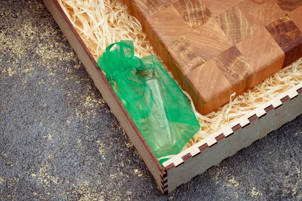 Klasik kesim tahtası. Evde yemek pişirmek için aksesuarlar. Ürünleri kesme tahtası. Biftek kesme tahtası. Kutudaki matarayla