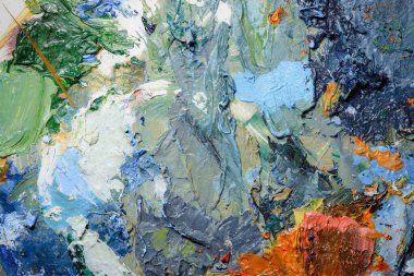 Renkli soyut doku. Sanat paletinde yağlı boya kokusu var. Modern sanat okulunun konsepti. Yaratıcı bir çalışma. Yılın Renkleri 2023 