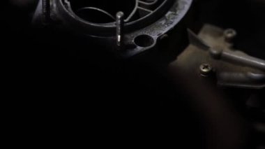 Otomatik tamirci yüzük anahtarıyla araba tamir ediyor