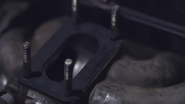 Automechaniker Reparieren Auto Motor Nahaufnahme Abgeschnittene Videoaufnahmen — Stockvideo