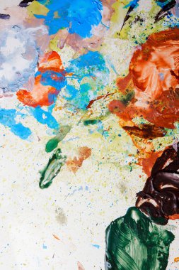 Renkli soyut doku. Sanat paletinde yağlı boya kokusu var. Modern sanat okulunun konsepti. Yaratıcı bir çalışma. Yılın Renkleri 2023.