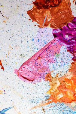 Renkli soyut doku. Sanat paletinde yağlı boya kokusu var. Modern sanat okulunun konsepti. Yaratıcı bir çalışma. Yılın Renkleri 2023.