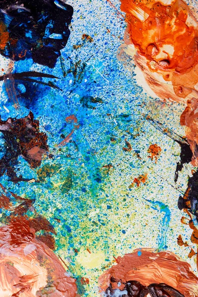 Renkli soyut doku. Sanat paletinde yağlı boya kokusu var. Modern sanat okulunun konsepti. Yaratıcı bir çalışma. Yılın Renkleri 2023.