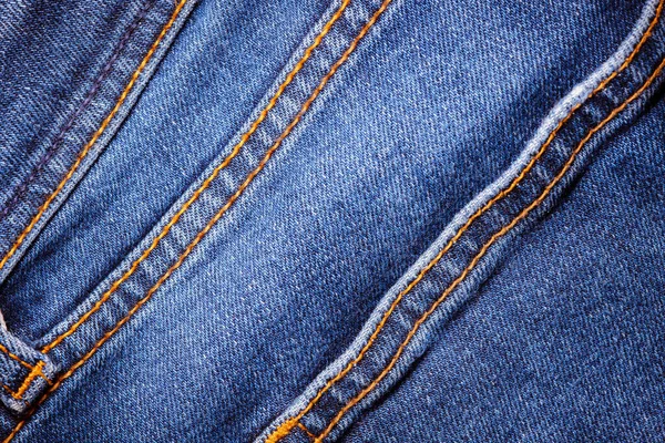 穿粗斜纹棉裤 机器缝合线 蓝色的牛仔质地 修理旧衣服的概念 缝纫厂时髦的旧衣服 — 图库照片