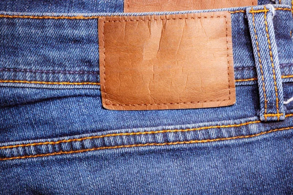 Spodnie Jeansowe Skórzaną Czystą Etykietą Szycie Maszyny Bliska Tekstura Jeansowa — Zdjęcie stockowe