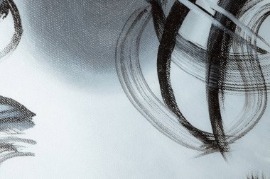 Koyu renk fırça darbeleri. Siyah ve beyaz soyut arka plan. Bir sanat stüdyosunda yaratılmış soyut bir tablonun parçası. Keten üzerindeki yağlı boya..