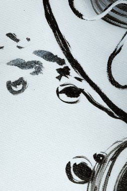 Koyu renk fırça darbeleri. Siyah ve beyaz soyut arka plan. Bir sanat stüdyosunda yaratılmış soyut bir tablonun parçası. Keten üzerindeki yağlı boya..