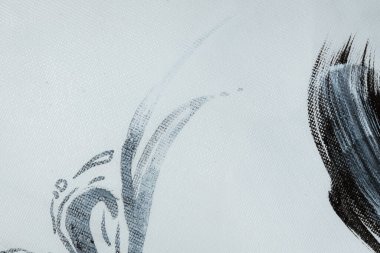 Koyu renk fırça darbeleri. Siyah ve beyaz soyut arka plan. Bir sanat stüdyosunda yaratılmış soyut bir tablonun parçası. Keten üzerindeki yağlı boya..