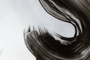 Koyu renk fırça darbeleri. Siyah ve beyaz soyut arka plan. Bir sanat stüdyosunda yaratılmış soyut bir tablonun parçası. Keten üzerindeki yağlı boya..