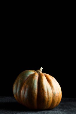 Koyu arkaplanda taze balkabağı. Dokulu turuncu balkabağı. Sonbahar hasadı. Balkabağı turtası için içerik.