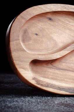 Büfe aperatifler, meyveler, fındıklar, peynirler, etler ve ana yemekler için tahtadan yapılmıştır. Sert ve egzotik ağaç türlerinden lüks ürünler. Modern bir mutfak için aksesuarlar..