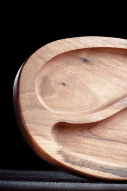 Büfe aperatifler, meyveler, fındıklar, peynirler, etler ve ana yemekler için tahtadan yapılmıştır. Sert ve egzotik ağaç türlerinden lüks ürünler. Modern bir mutfak için aksesuarlar..