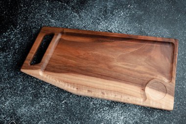 Büfe aperatifler, meyveler, fındıklar, peynirler, etler ve ana yemekler için tahtadan yapılmıştır. Sert ve egzotik ağaç türlerinden lüks ürünler. Modern bir mutfak için aksesuarlar..