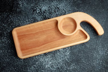 Büfe aperatifler, meyveler, fındıklar, peynirler, etler ve ana yemekler için tahtadan yapılmıştır. Sert ve egzotik ağaç türlerinden lüks ürünler. Modern bir mutfak için aksesuarlar..