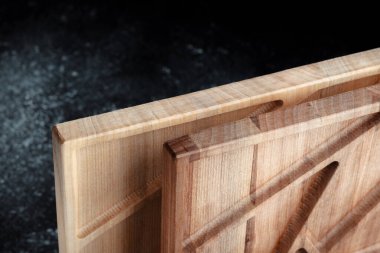 Büfe aperatifler, meyveler, fındıklar, peynirler, etler ve ana yemekler için tahtadan yapılmıştır. Sert ve egzotik ağaç türlerinden lüks ürünler. Modern bir mutfak için aksesuarlar..