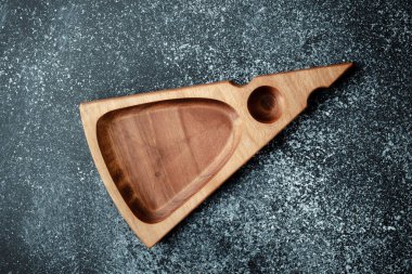 Büfe aperatifler, meyveler, fındıklar, peynirler, etler ve ana yemekler için tahtadan yapılmıştır. Sert ve egzotik ağaç türlerinden lüks ürünler. Modern bir mutfak için aksesuarlar..