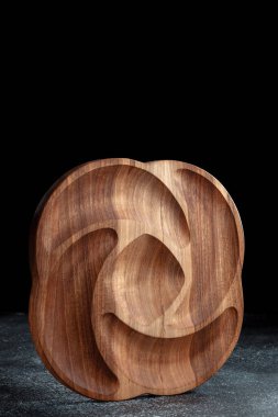 Büfe aperatifler, meyveler, fındıklar, peynirler, etler ve ana yemekler için tahtadan yapılmıştır. Sert ve egzotik ağaç türlerinden lüks ürünler. Modern bir mutfak için aksesuarlar..