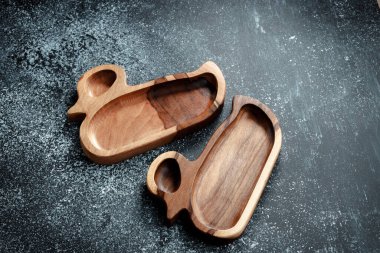 Ördek şeklindeki çocukların tabakları çerez, meyve, fındık, peynir, et ve ana yemeklerin orijinal servis edilmesi için tahtadan yapılmıştır. Modern bir mutfak için aksesuarlar..