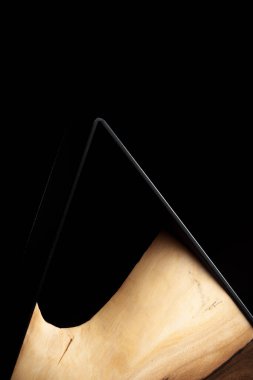 Koyu gri arka planda tahta üçgen duvar saati. Ev, ofis ya da restoran için lüks aksesuarlar. Çatı katı tarzı ahşap ve epoksi. İş tarzı arkaplanı.