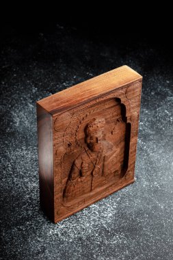 Hıristiyan ikonu, değirmen yöntemiyle katı ahşaptan yapılmıştır. Kilise ekipmanları. İsa Mesih 'in Yükselişi için tebrik kartı. Noel kartı için arka plan.