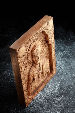 Hıristiyan ikonu, değirmen yöntemiyle katı ahşaptan yapılmıştır. Kilise ekipmanları. İsa Mesih 'in Yükselişi için tebrik kartı. Noel kartı için arka plan.