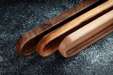 Büfe aperatifler, meyveler, fındıklar, peynirler, etler ve ana yemekler için tahtadan yapılmıştır. Sert ve egzotik ağaç türlerinden lüks ürünler. Modern bir mutfak için aksesuarlar..