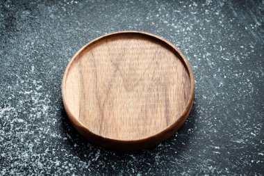 Tahta bardak standı. Sert ve egzotik ağaç türlerinden lüks ürünler. Modern bir mutfak için aksesuarlar. İş yerinin organizasyonu.