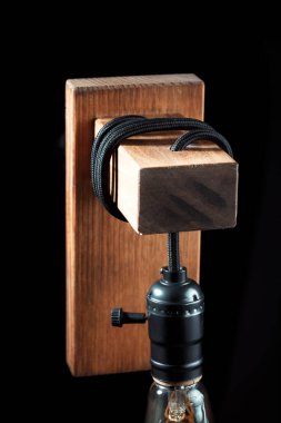 Terası aydınlatmak için klasik duvar lambası. Edison ampullü antika lamba. Enerji tasarrufu ya da fikir eksikliği kavramı. Karanlık bir arka planda sönmüş bir lamba.