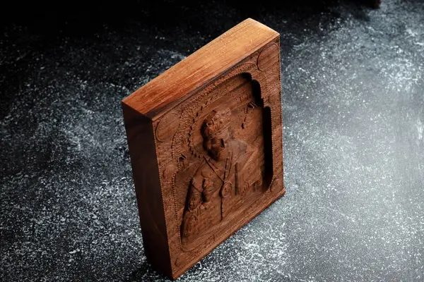 Hıristiyan ikonu, değirmen yöntemiyle katı ahşaptan yapılmıştır. Kilise ekipmanları. İsa Mesih 'in Yükselişi için tebrik kartı. Noel kartı için arka plan.