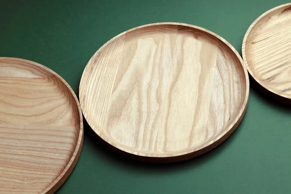 Flache Holzteller Auf Grünem Hintergrund Das Konzept Des Ökologischen Geschirrs Stockbild