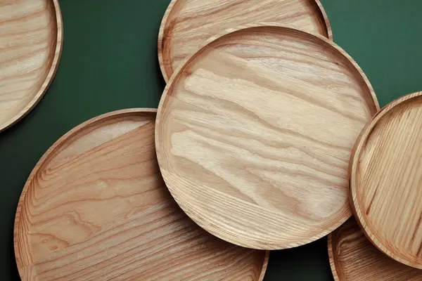 Flache Holzteller Auf Grünem Hintergrund Das Konzept Des Ökologischen Geschirrs Stockbild