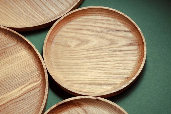 Flache Holzteller Auf Grünem Hintergrund Produkte Für Die Moderne Küche Stockbild