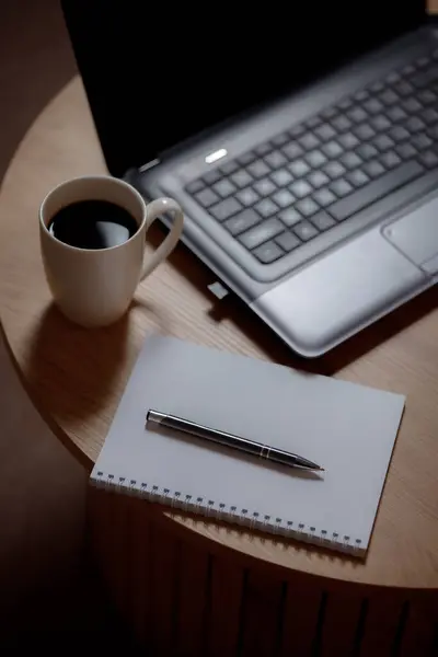 作家的身高 笔记本电脑 空白页和芳香咖啡 咖啡创意 在空白单子上写上咖啡的创意 每一个阴影下的事业 每一个框架中的专业优雅 — 图库照片