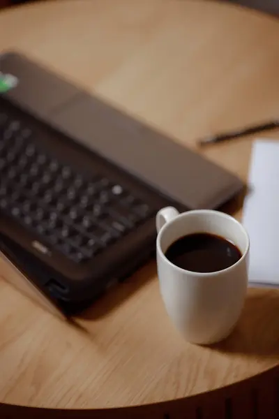 Wysoki Poziom Pisarza Laptop Czysta Strona Aromatyczna Kawa Kreatywna Kawa — Zdjęcie stockowe
