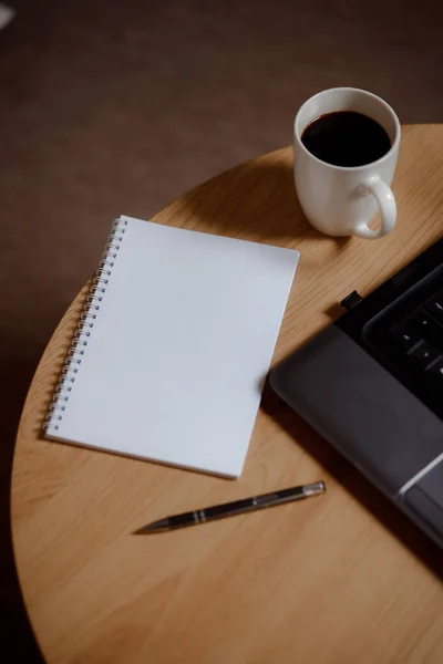 作家的身高 笔记本电脑 空白页和芳香咖啡 咖啡创意 在空白单子上写上咖啡的创意 每一个阴影下的事业 每一个框架中的专业优雅 — 图库照片