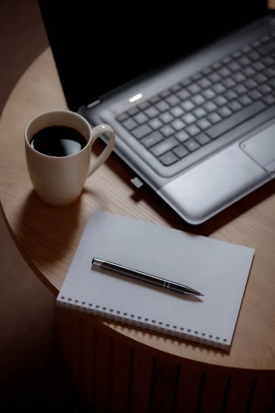 Schreibtischhoch Laptop Leere Seite Und Aromatischer Kaffee Kaffee Kreativ Ideen lizenzfreie Stockbilder
