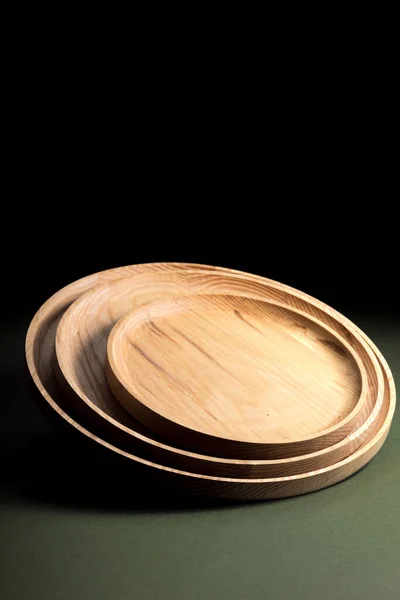 Flache Holzteller Auf Dunkelgrünem Hintergrund Das Konzept Des Ökologischen Geschirrs Stockfoto