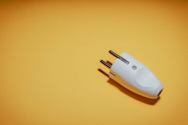 Avrupa standart prizli elektrik prizi. Elektrikli ekipman kavramı. Elektriksiz gün kavramı. Çevre dostu yakıtlar. Sarı arkaplan.
