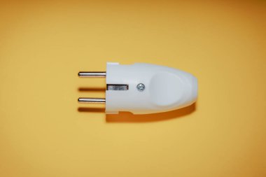 Avrupa standart prizli elektrik prizi. Elektrikli ekipman kavramı. Elektriksiz gün kavramı. Çevre dostu yakıtlar. Sarı arkaplan.